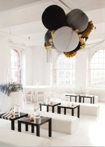 idea+para+decorar+espacio+boda+peque%25C3%25B1a+o+fiesta+grandes+bolas+papel+techo
